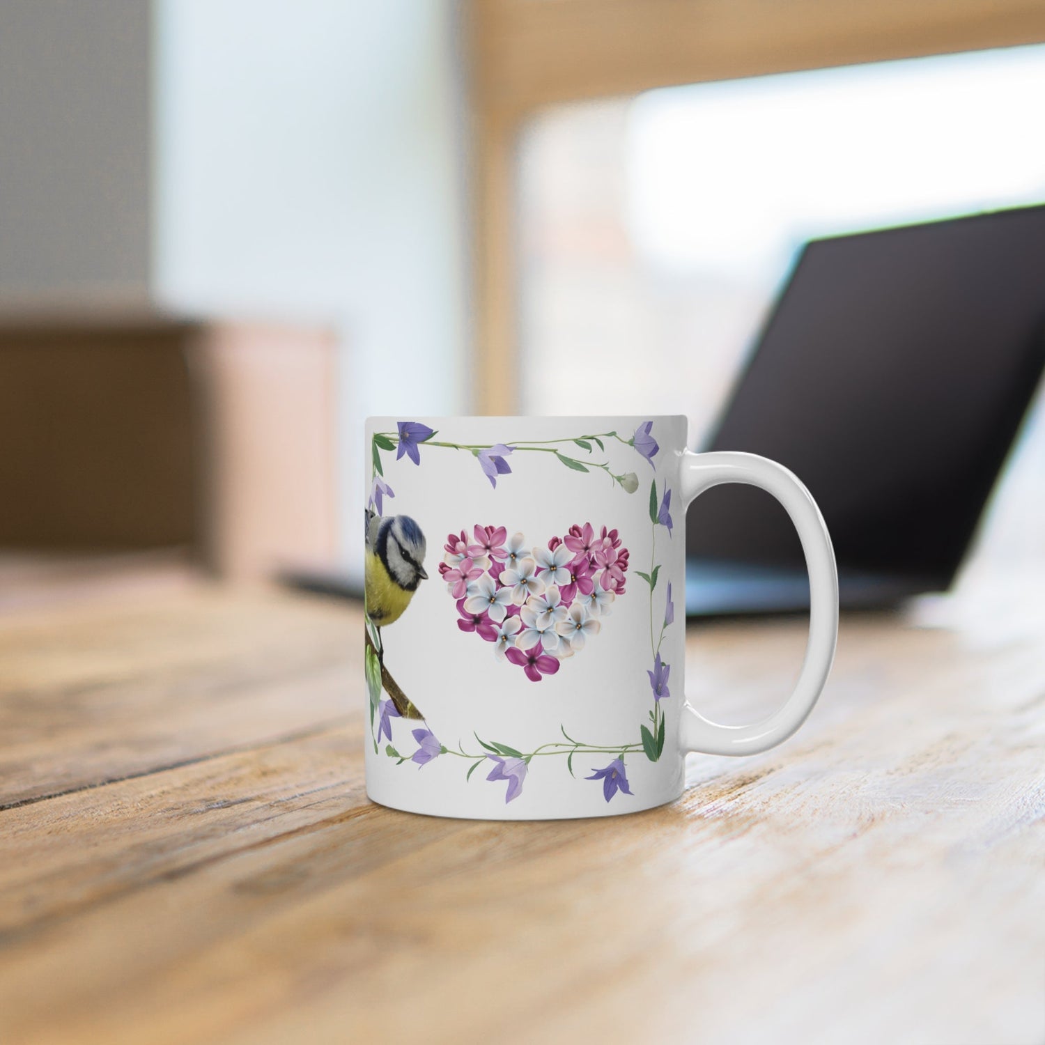 Tazze con design floreale e testi motivazionali
